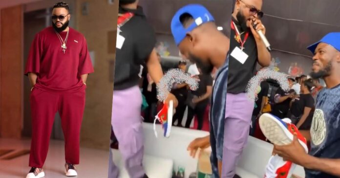 Heartwarming Moment Whitemoney pulled his shoes And gifted it to a fan (Video)