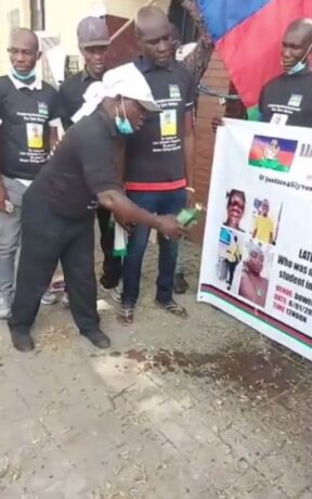  #JusticeforSylvester : Protesting Ijaw youths offer traditional prayers of vengeance in front of Dowen college (video)