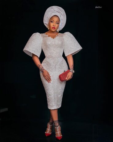 Asoebi 2022 : Dazzling short gown styles to make you talk of the party