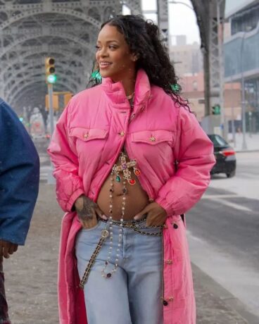  Singer, Rihanna shows off her growing baby bump days after her pregnancy was announced.
