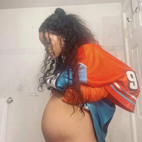 Singer, Rihanna shows off her growing baby bump days after her pregnancy was announced.