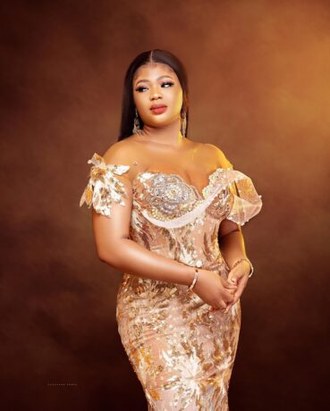 Stunning Pictures of Nigerian Asoebi styles for Queens - Women Fashion  2022