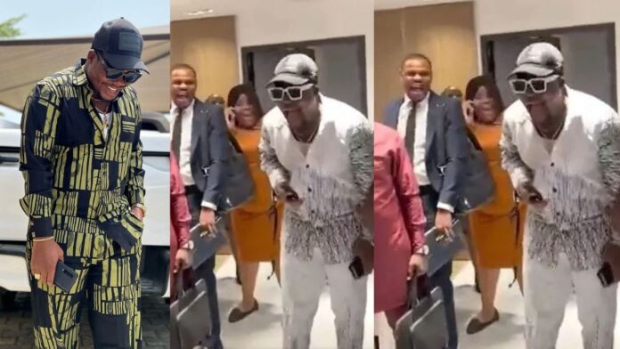 Funny moment Mr Macaroni screamed after giving his phone to a lady to transfer amount she wants and she enters N1million (video)